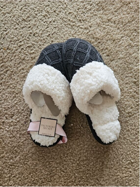 Victoria's Secret Closed Toe Grey Knit Soft Faux Fur Slippers Size Medium 7-8